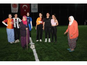 Başlama vuruşunu bastonlu teyzelerin yaptığı halı saha maçında kadınlar kıyasıya mücadele etti