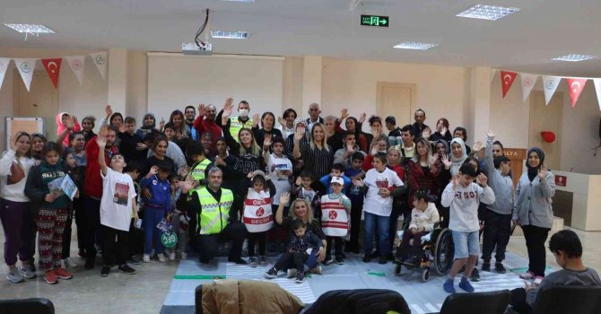 Jandarma’dan 45 otizmli çocuğa ’Trafik dedektifi’ eğitimi
