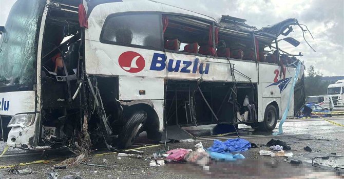 Burdur’da yolcu otobüsü devrildi: 1 ölü, 8 yaralı