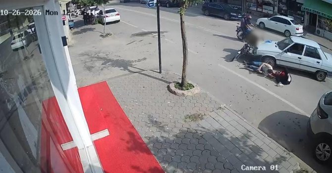 Motosikletteki çift otomobille çarpıştı: 2 yaralı