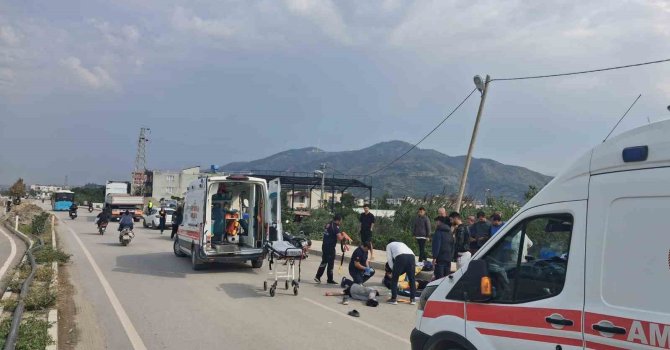 16 yaşındaki sürücünün kullandığı motosiklet tıra çarptı: 1 ölü, 2 yaralı