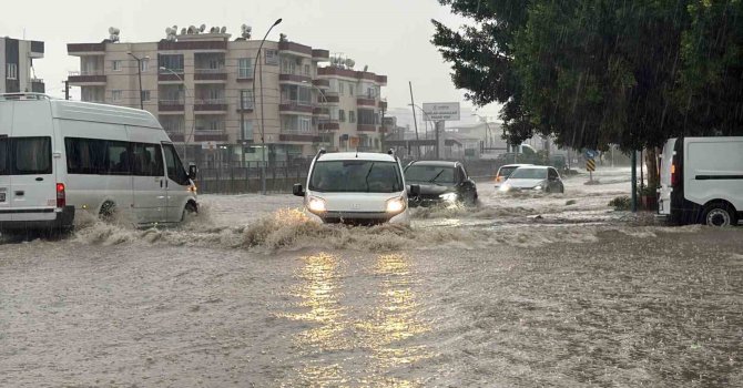 Tarsus’ta sağanak yağış hayatı olumsuz etkiledi: Yollar ve site bahçeleri su altında kaldı