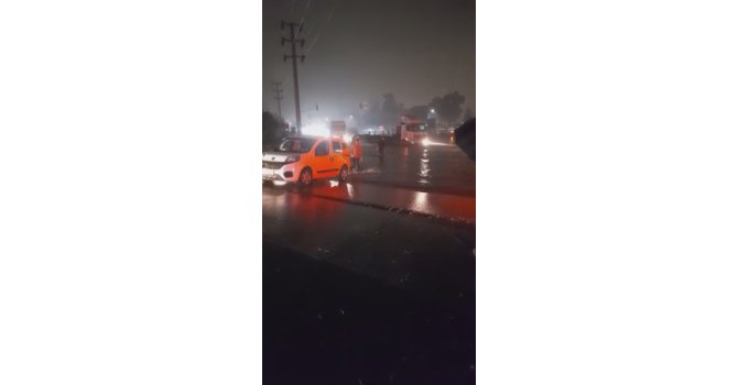 Hatay’da sağanak yağış yolları ve caddeleri göle çevirdi