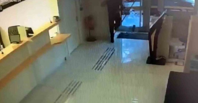 Kaldırım taşıyla bankanın camını kırdıktan sonra aramadık yer bırakmayan hırsızın eli boş döndüğü anlar kameraya yansıdı