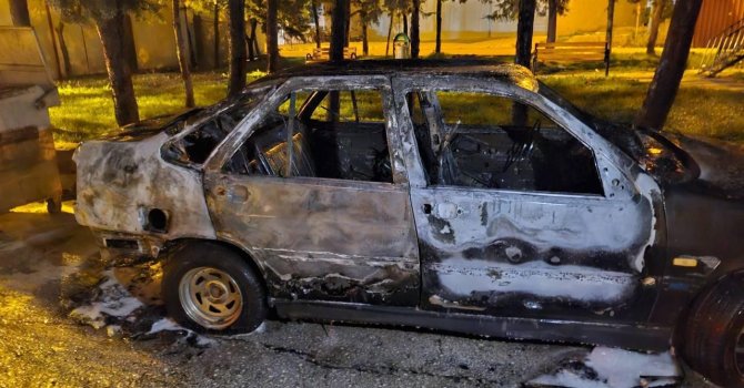 Alevlere teslim olan otomobil yanarak kullanılmaz hale geldi