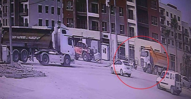 Kamyonun kör noktasına gelen motosiklet sürücüsünün ezilerek can verdiği anlar kameraya yansıdı