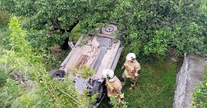 İskenderun’da bahçeye uçan otomobildeki 2 kişi yaralandı