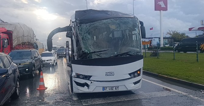 Antalya’da otel servisinin karıştığı zincirleme kazada 4 personel yaralandı