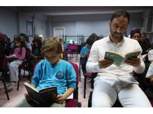 Kozan’da aileler çocuklarıyla birlikte ekranı kapatıp kitap okudu