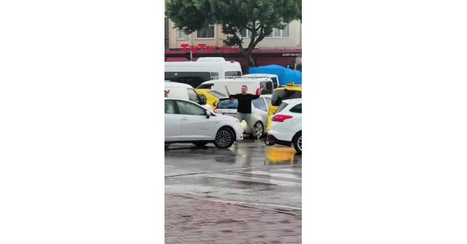 Trafik kilitlendi, sıkışan trafiği açmak için vatandaşlar devreye girdi