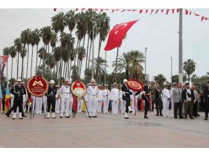 Mersin’de Cumhuriyet’in 103. yılında Atatürk Anıtı’na çelenk sunuldu
