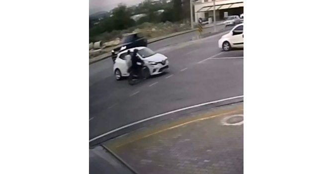 Otomobille çarpışan motosikletteki 2 kişi yaralandı, kaza kameraya yansıdı