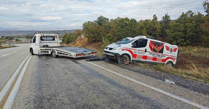 Isparta’da özel cenaze nakil aracı şarampole devrildi: 1 yaralı