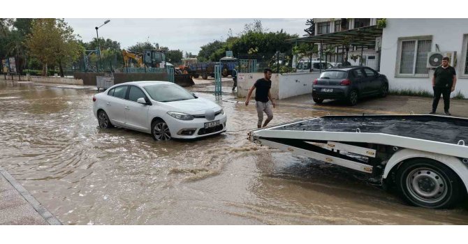 Mersin’de şiddetli yağış: İlçelerde yollar ve tarım alanları su altında kaldı