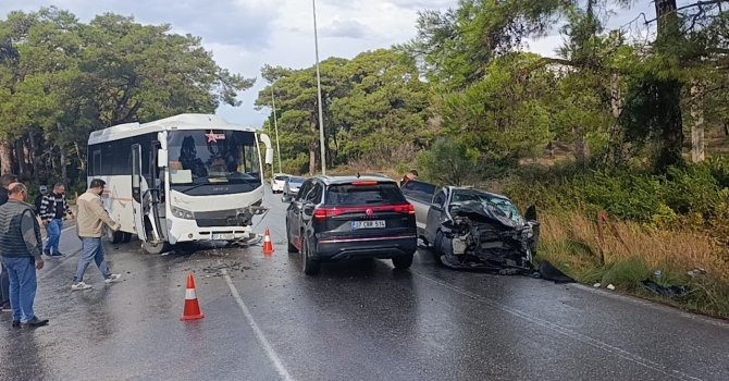 Otel servis midibüsü ile otomobil çarpıştı: 1 yaralı
