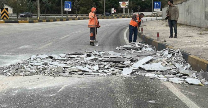 Karayoluna mermer parçalarını düşüren tır sürücüsüne para cezası