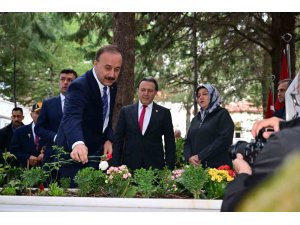 Isparta’da 29 Ekim Cumhuriyet Bayramı kutlamaları çelenk töreniyle başladı