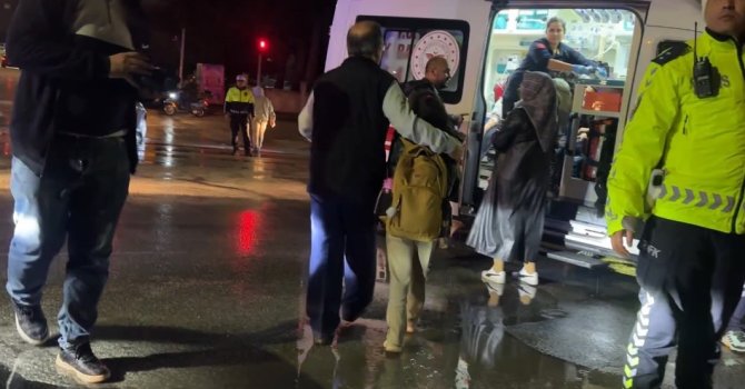 Burdur’da öğrenci servisi ile otomobil çarpıştı: 12 öğrenci hafif yaralı
