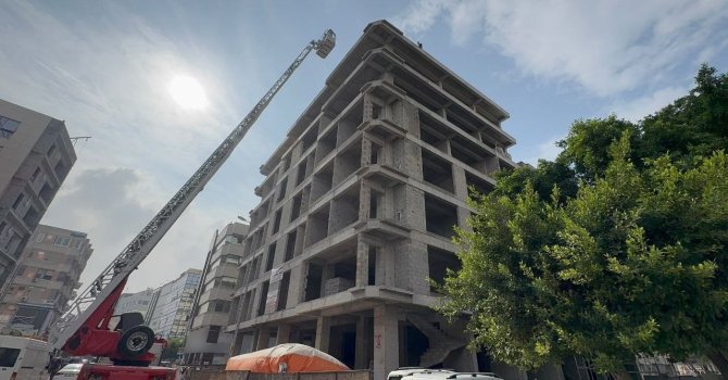7 katlı binanın tepesinde intihara kalkışan kişi 2 saatlik çabayla ikna edildi