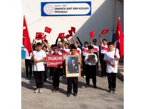 Feke’de köy okulundan Cumhuriyet Bayramı’nda anlamlı kutlama