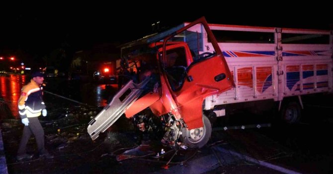 Antalya’da refüjü aşıp karşı şeride dalan kamyon ortalığı savaş alanına çevirdi: 3 yaralı
