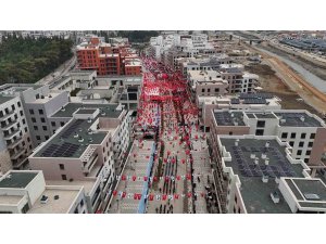Depremin ardından yeniden inşa edilen Atatürk Caddesi’nde Cumhuriyet bayramı coşkusu
