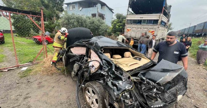 Trenin çarptığı otomobildeki 2 kişi yaralandı