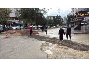 Adana’da şiddetli yağış sonrası yol çöktü