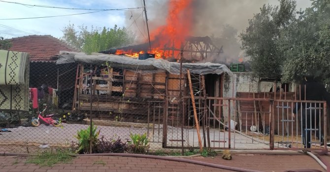 Evlerinin yanışını gözyaşları içinde çaresizce izlediler