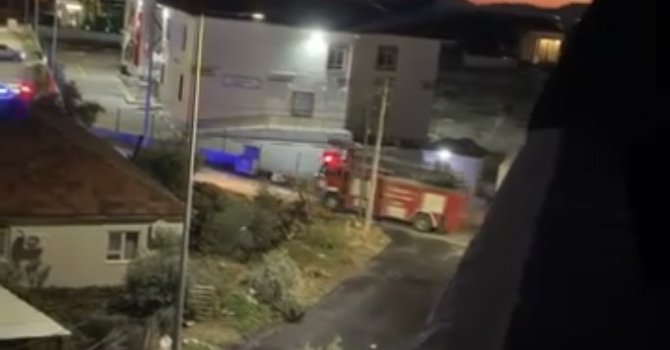 Antalya’da iki katlı evin çatısı alevlere teslim oldu