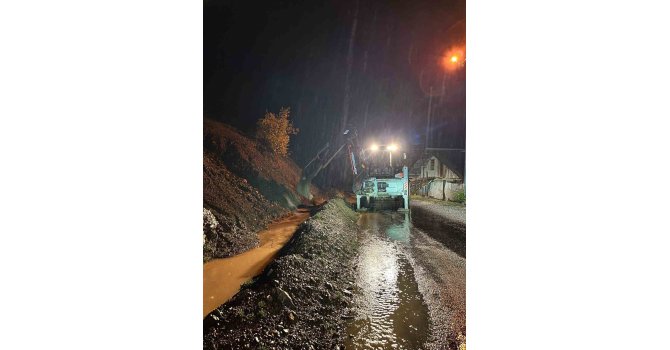 Feke’de düşen kayalar iş makineleriyle temizleniyor