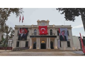 Depremin ardından yeniden inşa edilen 98 yıllık tarihi valilik binasında saat 04.17’de sabitlendi