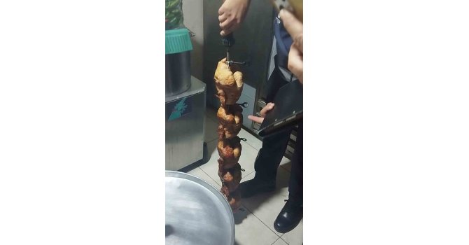 Mide bulandıran görüntülerin ortaya çıktığı restoranda vatandaşlara yedirilmeye hazırlanan bozuk tavuk ele geçirildi