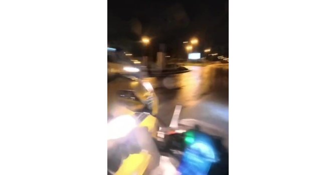 Hafif ticari araç ile motosiklet kavşakta çarpıştı