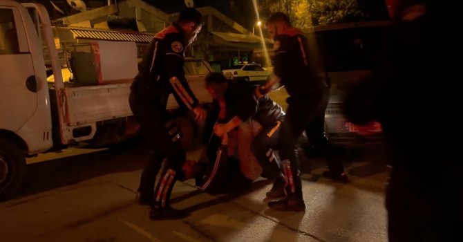 Motosikletinin çalındığını iddia eden alkollü şahıs, yoldan geçen otomobili polis aracı sanıp saldırdı