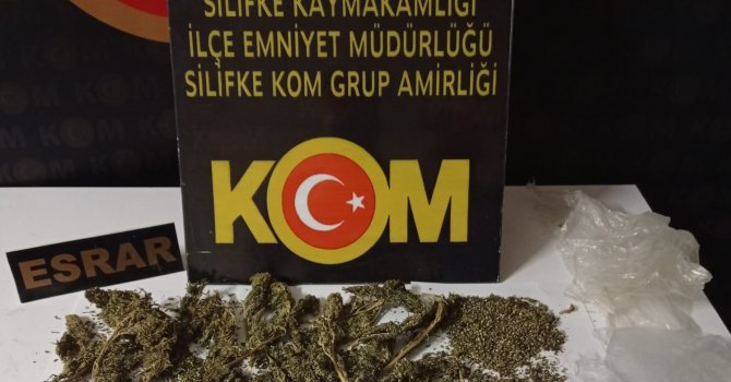 Polisten kaçarken uyuşturucuyu yere attılar