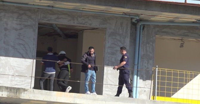 Alanya’da inşaatın balkonuna çıkan işçiyi arkadaşı ikna etti