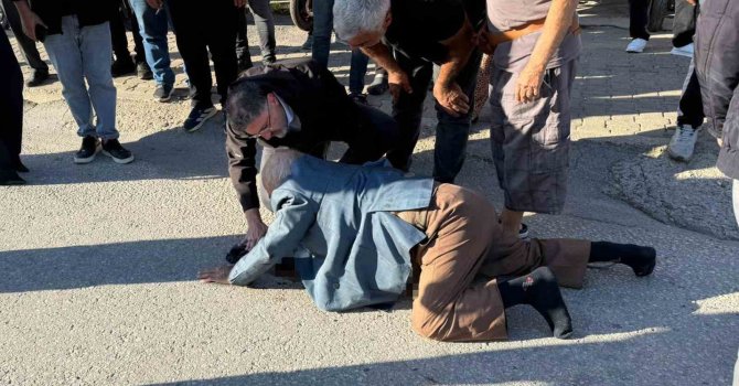 Otomobilin çarptığı yaşlı adama ilk müdahale yoldan geçen doktor belediye başkanından geldi
