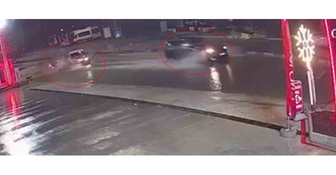 Su birikintisinden yavaş geçmek için fren yapınca zincirleme kaza yaşandı