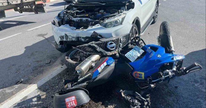 Otomobil jandarma motosikletine çarptı, uzman çavuş yaralandı