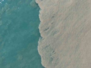 Derelerden akan sular Akdeniz’i kahverengiye çevirdi