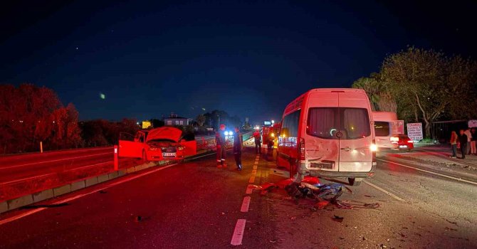 Antalya’da alkollü sürücü ortalığı savaş alanına çevirdi: 4 yaralı