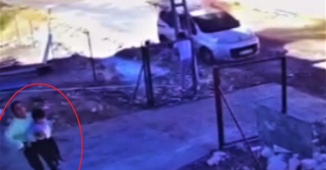 Annenin dikkati... Dumanı gördü, yanan araçtan oğlunu kurtardı