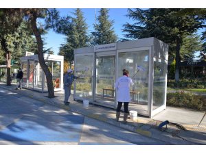 Isparta’da otobüs durakları sabunlu suyla temizleniyor