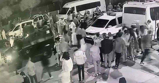 Düğün salonu önünde kavga