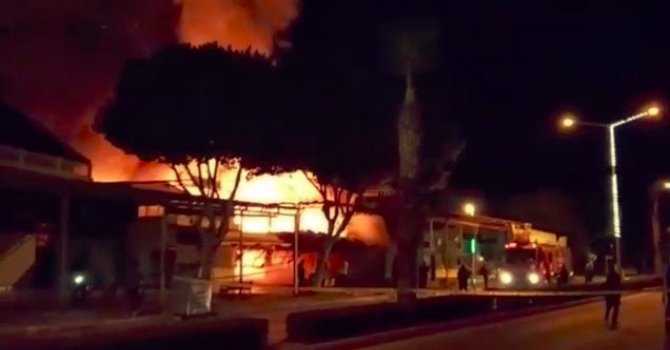 Turizm merkezinde iki mağaza yangında küle döndü