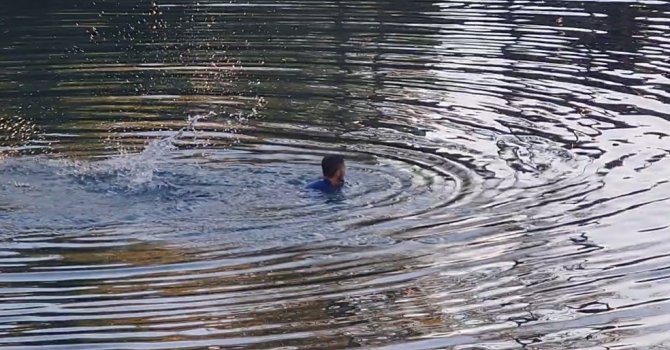 İntihar etmek için atladığı ırmaktan polis tarafından ağ file ile tekneye çıkartıldı