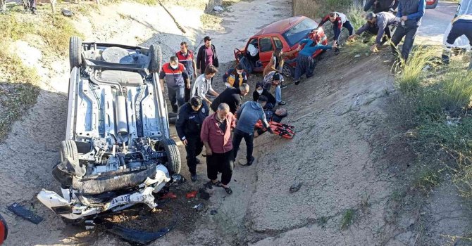 Çarpışan otomobiller sulama kanalına düştü: 3 yaralı