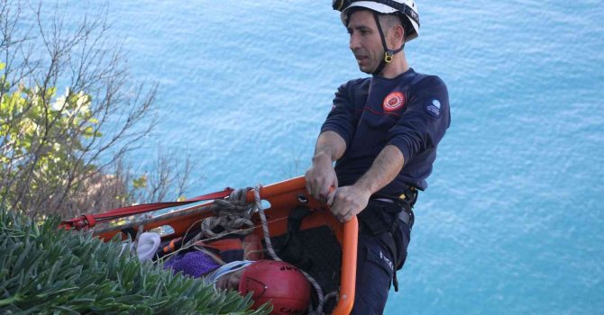 Falezlerden düşüp mahsur kalan kadın için kendi hayatını hiçe saydı