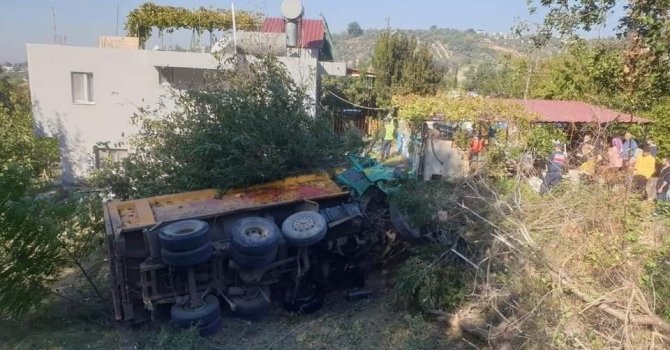 Uçuruma yuvarlanan kamyonun şoförü hayatını kaybetti